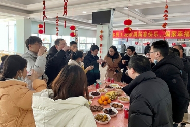 大年夜，新倉鎮黨委書記與留平職工共迎新春佳節