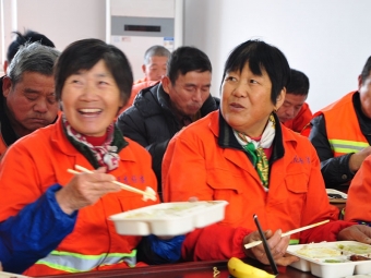 為新倉(cāng)奮戰(zhàn)一線的環(huán)衛(wèi)職工送溫暖